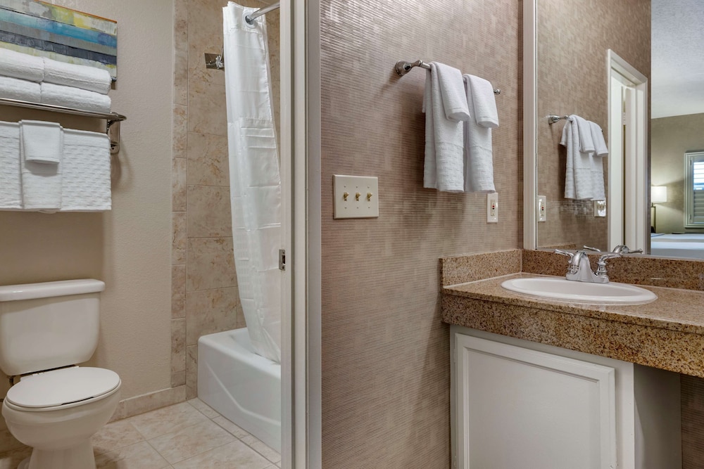 Standard Room, 2 Queen Beds, Non Smoking, Refrigerator & Microwave (Larger Room) - Photo 4