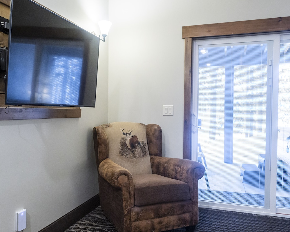 Deluxe Suite, 1 King Bed, Patio - Photo 3