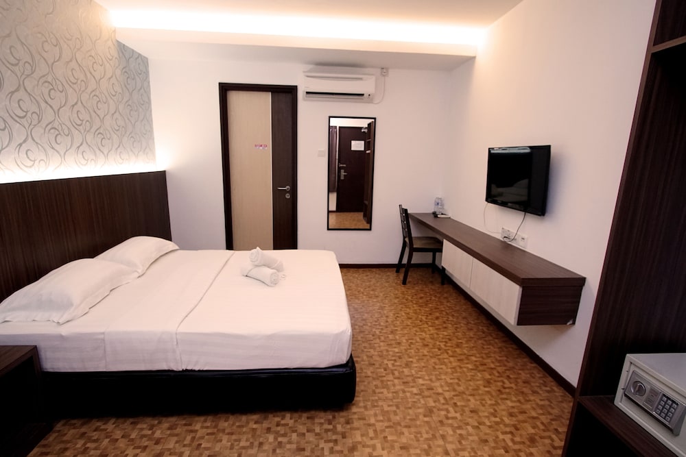 Deluxe Queen Room, No Windows - Photo 4