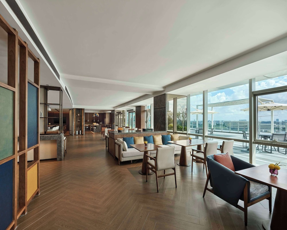 Club Room, 1 King Bed, Lake View