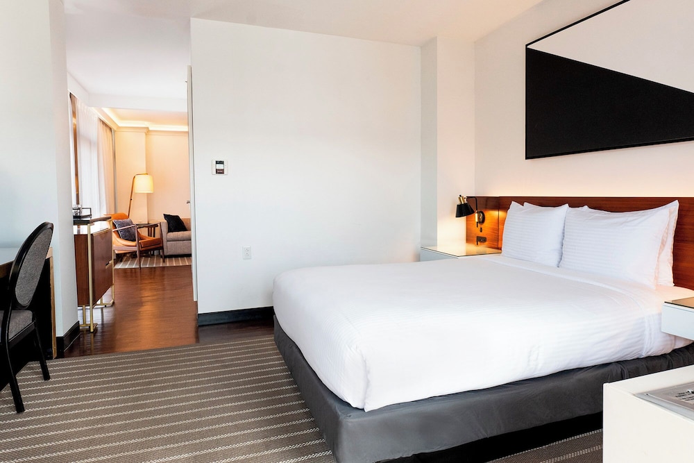 Premier Studio, 1 King Bed - Photo 1
