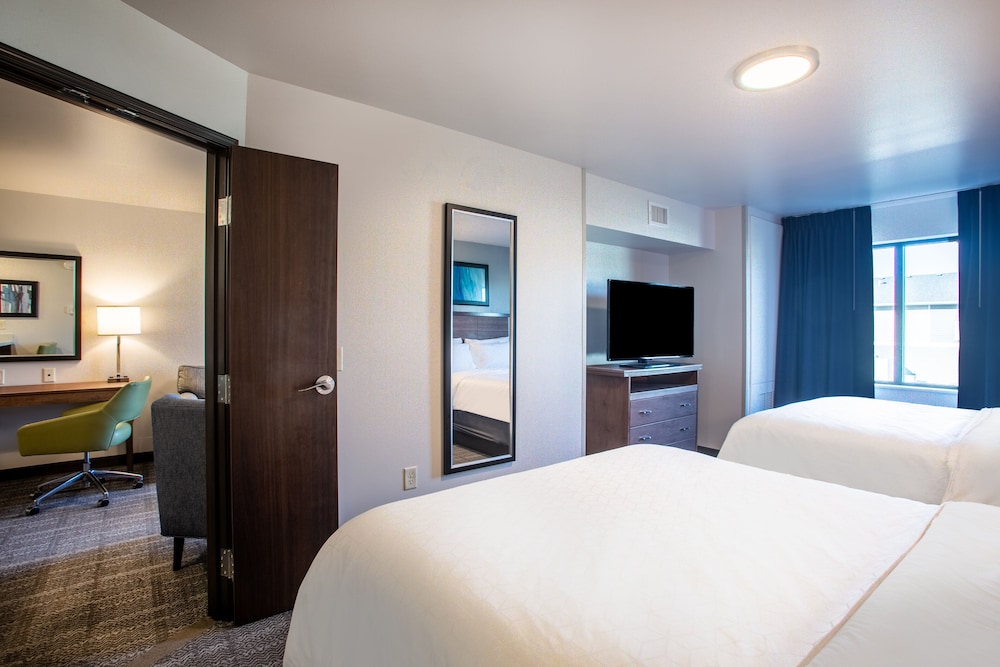Suite, 2 Bedrooms, Kitchen - Photo 1