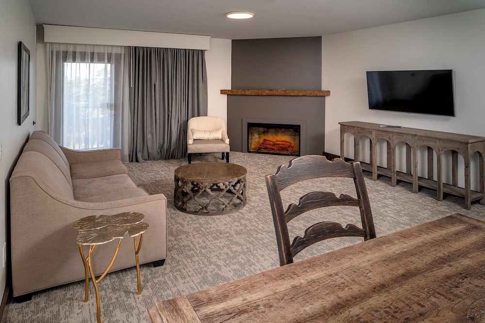 Suite, 1 King Bed with Sofa bed, Non Smoking, Corner (Lodge, Sunset View) - Photo 5