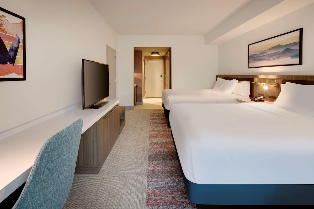 Suite, 2 Queen Beds (Mobility & Hearing/Roll-In Shower)