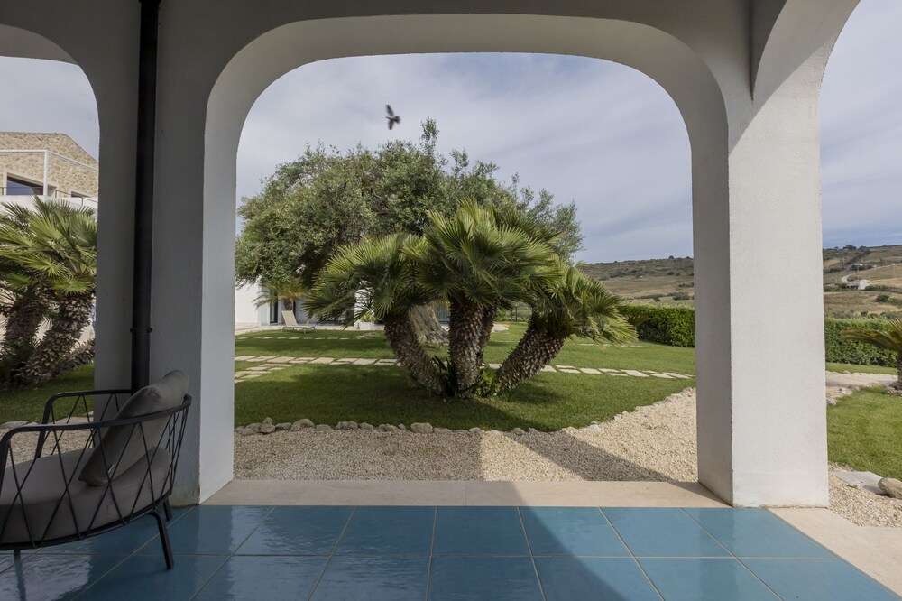 Grand Suite, 1 Queen Bed with Sofa bed, Kitchenette, Partial Sea View photo 2