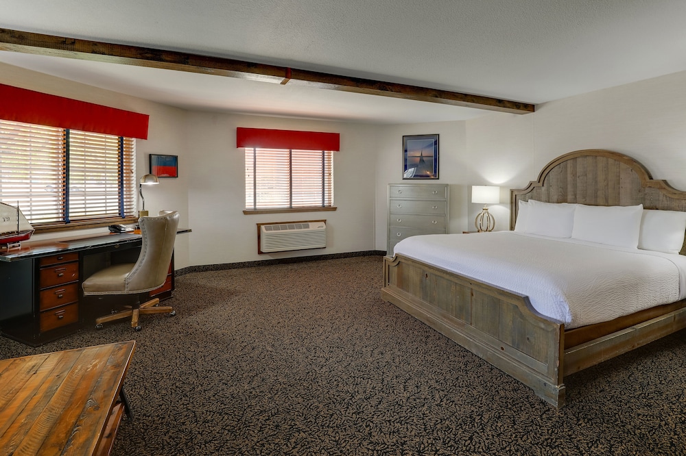Theme Suite with Fireplace - Photo 2