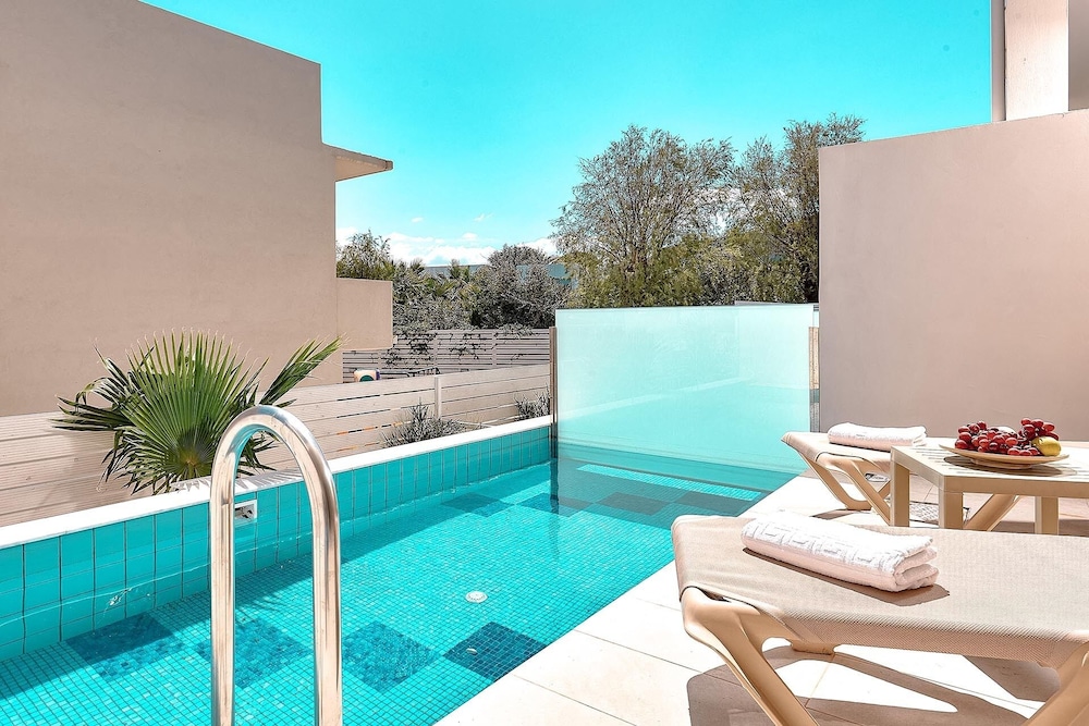 Family Suite Private Pool photo 3