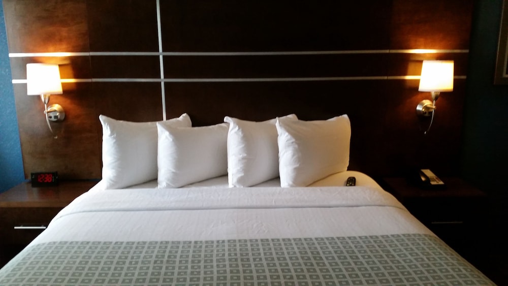 Standard Room, 1 King Bed, Accessible, Bathtub - Photo 2