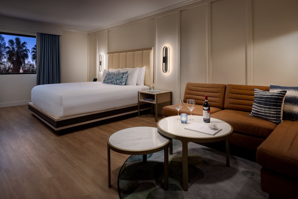 Premium Room, 1 King Bed with Sofa bed - Photo 8