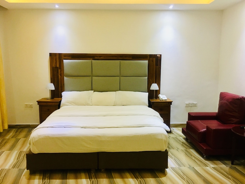 Executive Suite - Photo 3