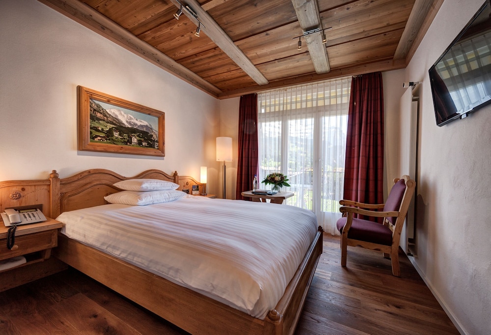 Deluxe Single Room, Balcony, Mountain View (Small Queen) photo 2