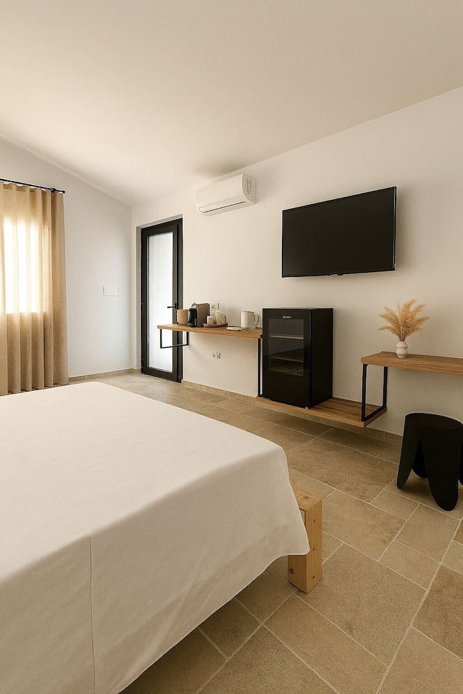 Superior Room, 1 King Bed, Pets Allowed