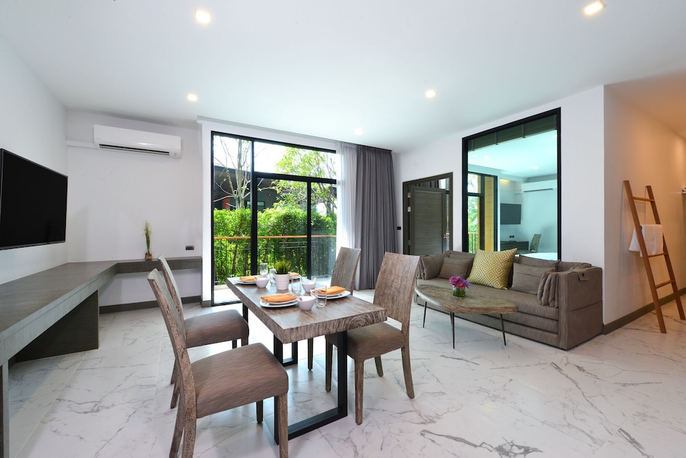 Suite - Photo 13