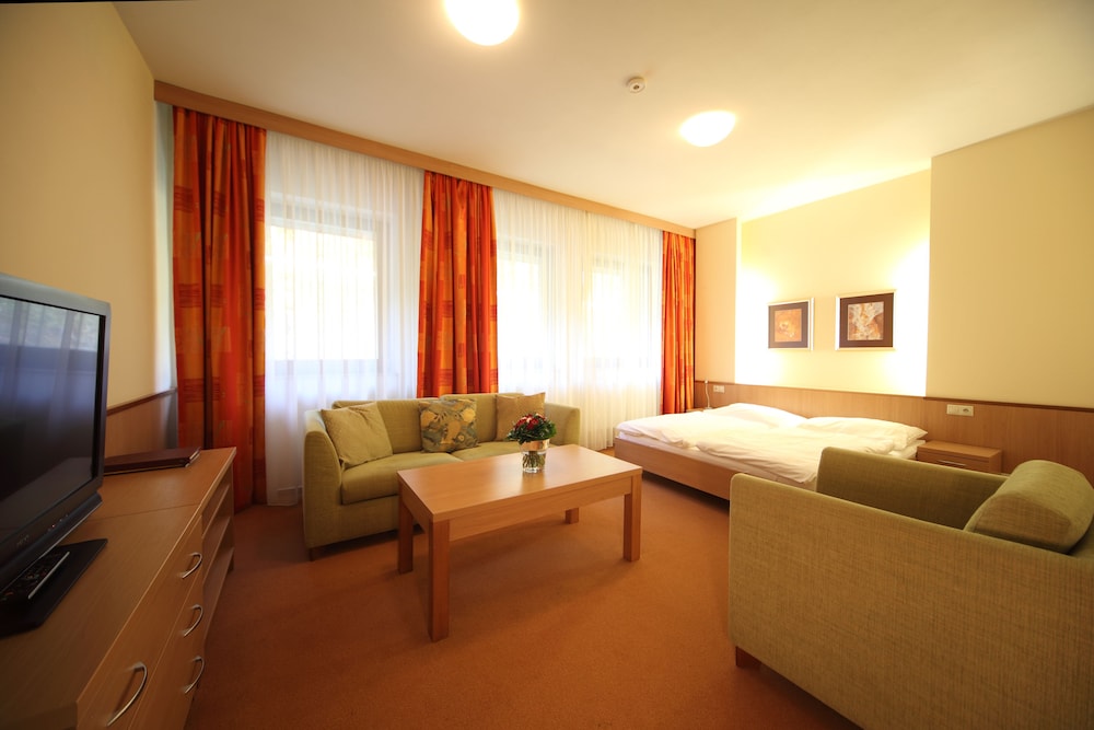 Classic Suite, 1 Bedroom, Balcony (2) photo 2