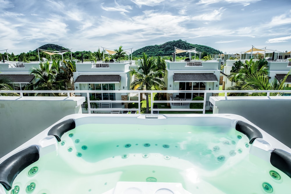 Executive Poolside Villa 2 Bedrooms photo 2