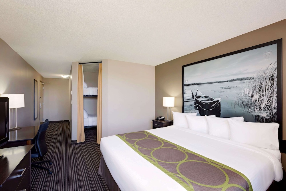 Suite, 1 Queen Bed with Bunk Beds photo 1
