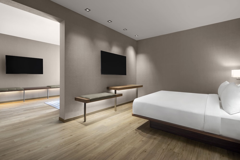 Suite, 1 Bedroom (Mobility/Hearing Access, Roll-in Shwr) photo 2
