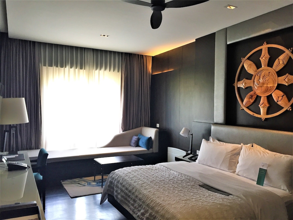 Classic Room, 1 King Bed with Sofa bed, Mountain View photo 2