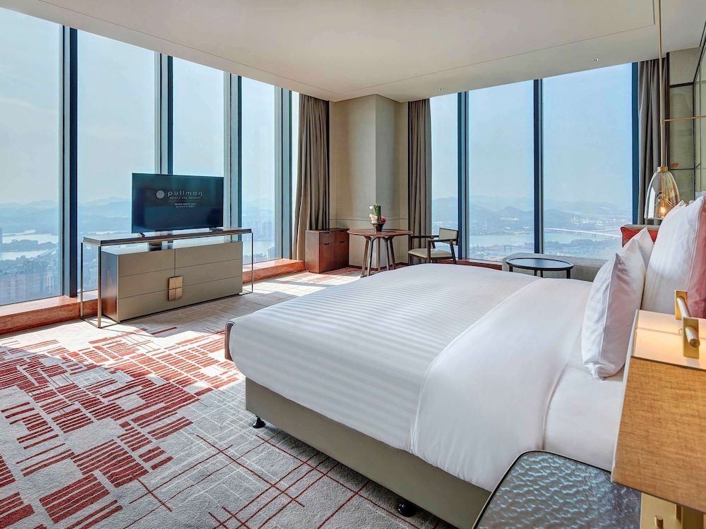 Deluxe Room, 1 King Bed, City View (High Floor) - Photo 2