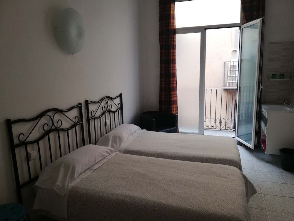 Double Room, 2 Twin Beds, Shared Bathroom photo 3