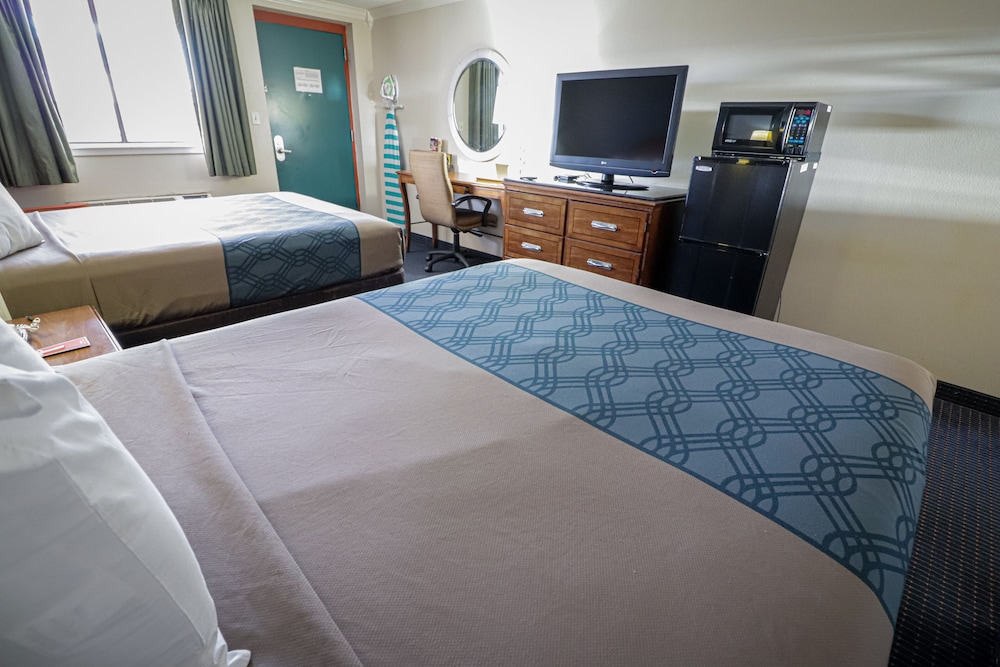 Room, 2 Queen Beds, Non Smoking - Photo 6