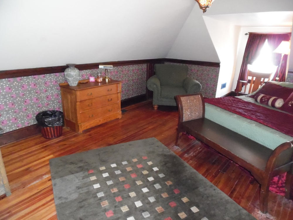 Standard Double Room, Ensuite (William Morris)