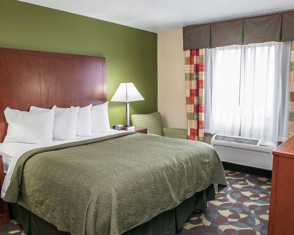 Standard Room, 1 Queen Bed, Non Smoking - Photo 1