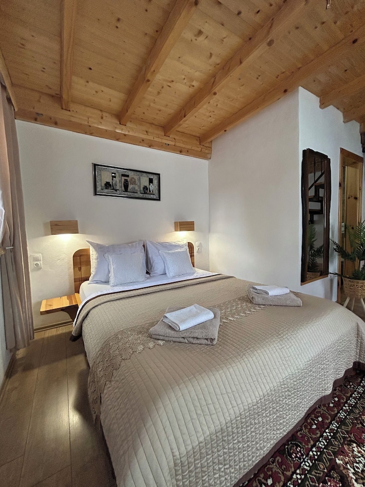 Family Quadruple Room, 2 Bedrooms, Air conditioning, Courtyard View photo 3