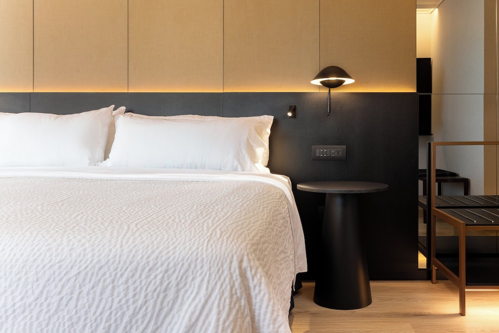 Standard Room, 1 King Bed (Walk-in Shwr, Minifridge, High Floor) - Photo 2