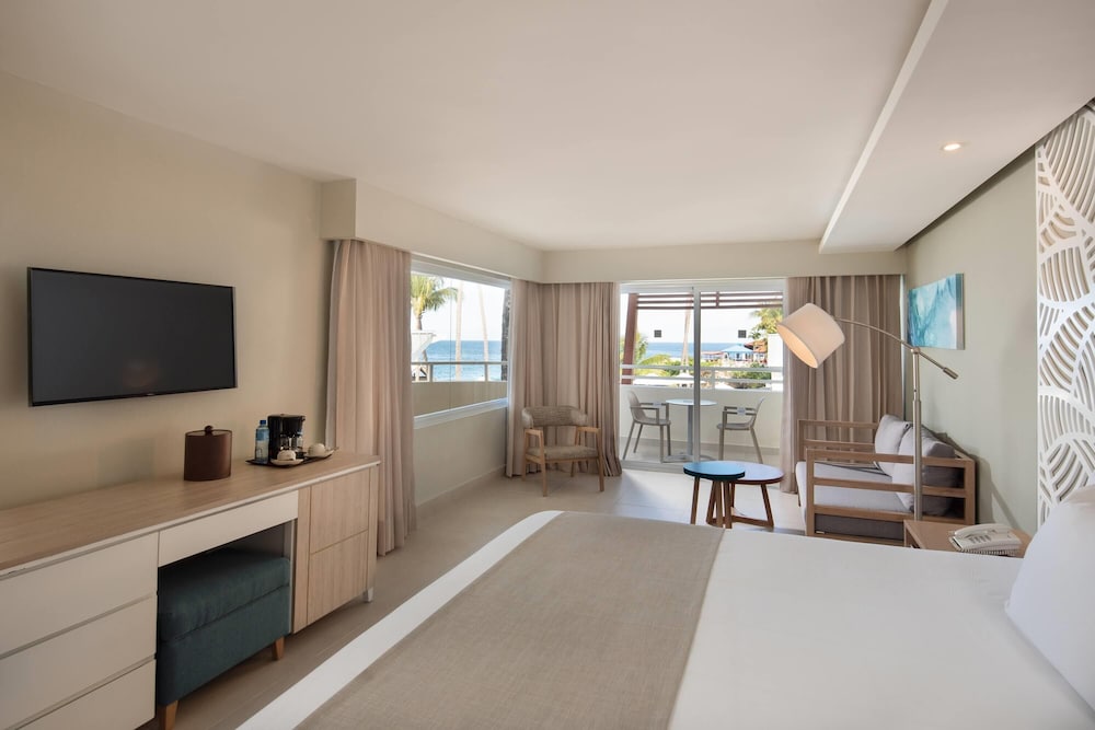 Junior Suite, 1 King Bed, Balcony, Ocean View - Photo 1