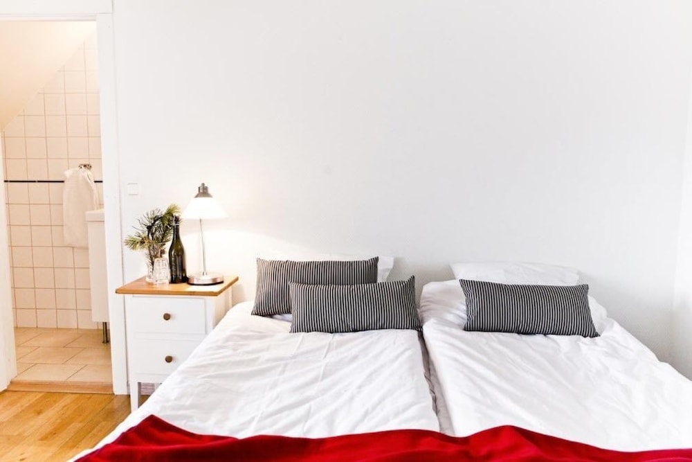 Basic Double Room, Shared Bathroom photo 3