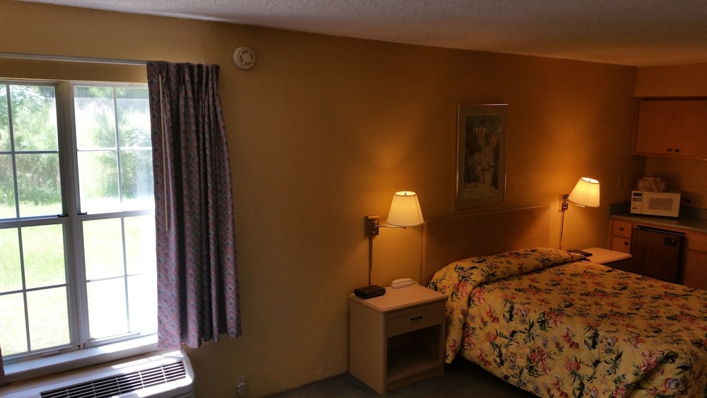 Deluxe Room, 1 Queen Bed, Smoking, Jetted Tub photo 2