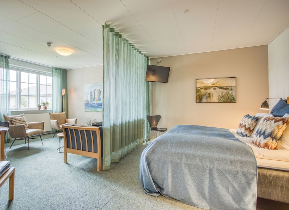Junior Suite, 1 King Bed, Jetted Tub photo 2