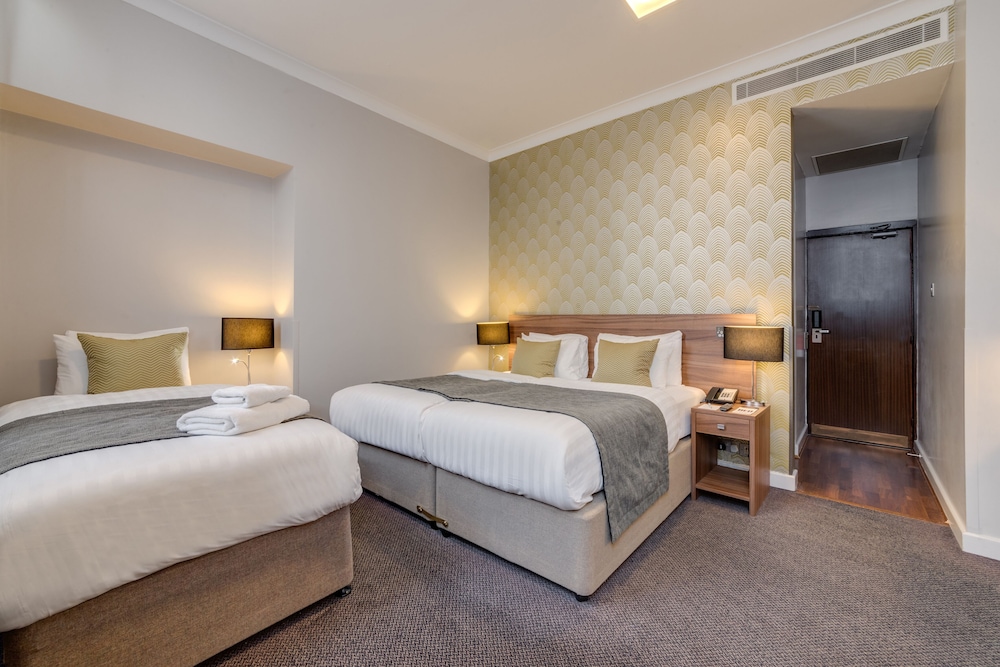 Superior Room, 1 Queen Bed, Non Smoking (with Single Sofabed) photo 2