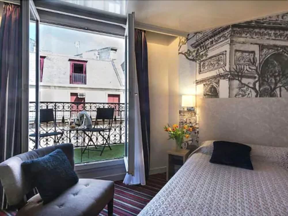 Superior Double Room thumbnail 5