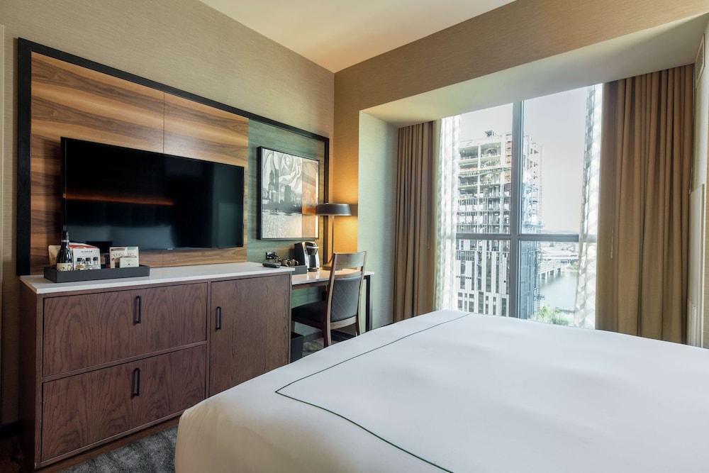 Room, 1 King Bed, Accessible, City View (Bathtub, Corner)