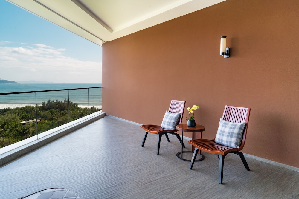 1 King Standard Oceanfront High Floor