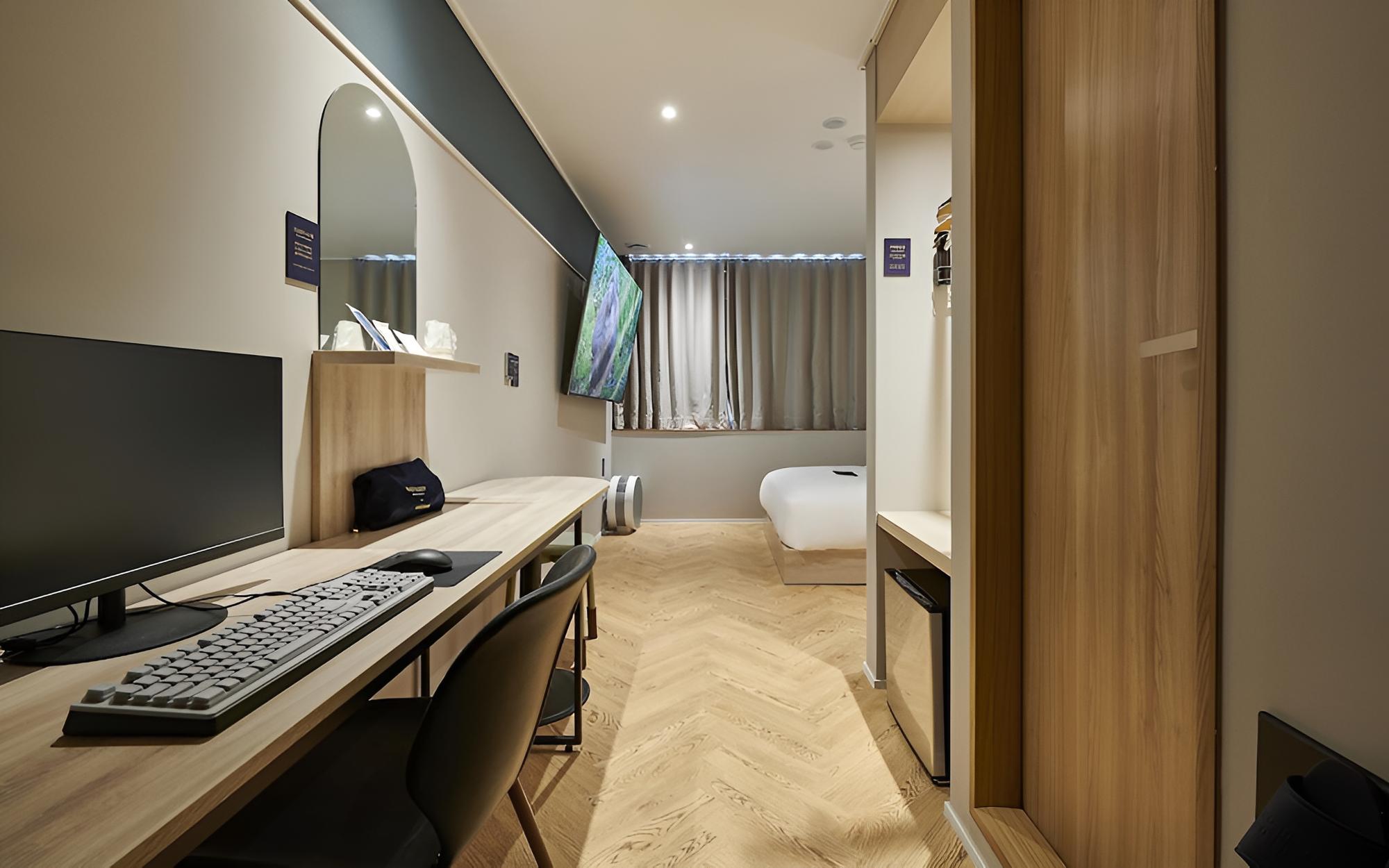 Room (Premium Movie(75-inch TV Bathtub Netf) - Photo 4