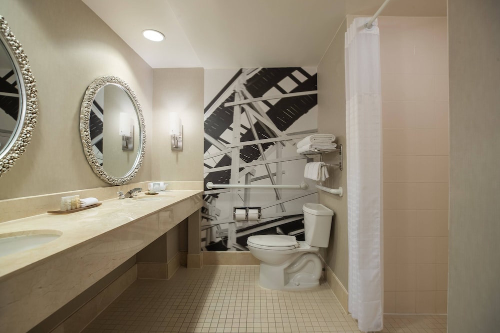 Room, 1 King Bed, Balcony (Mobility/Hearing Access, Roll-in Shwr) thumbnail 5