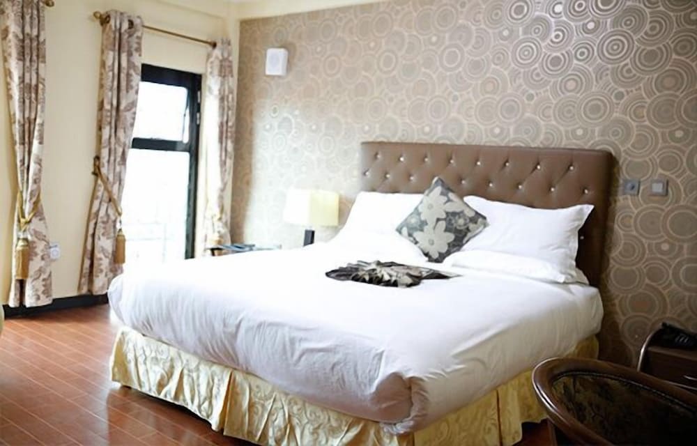 Standard Room, 1 Queen Bed photo 3