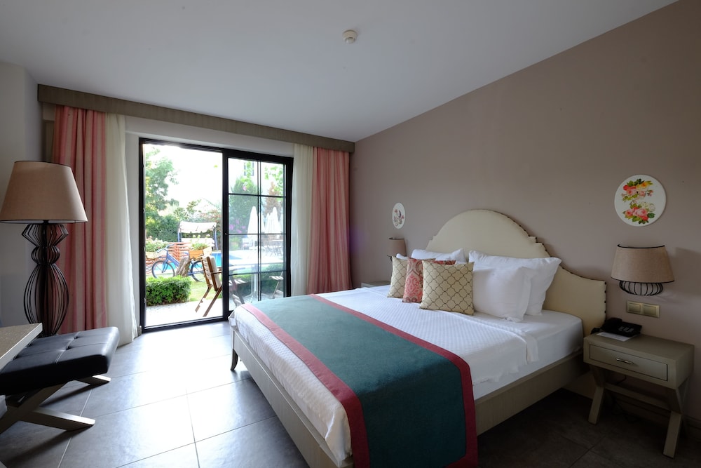 Family Room, 2 Bedrooms, 2 Bathrooms, Pool View photo 3
