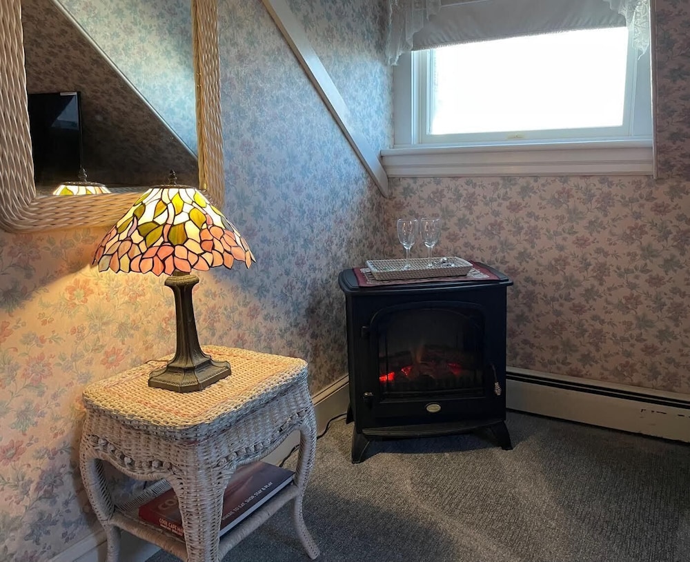 Deluxe Room, 1 Queen Bed, Non Smoking photo 2