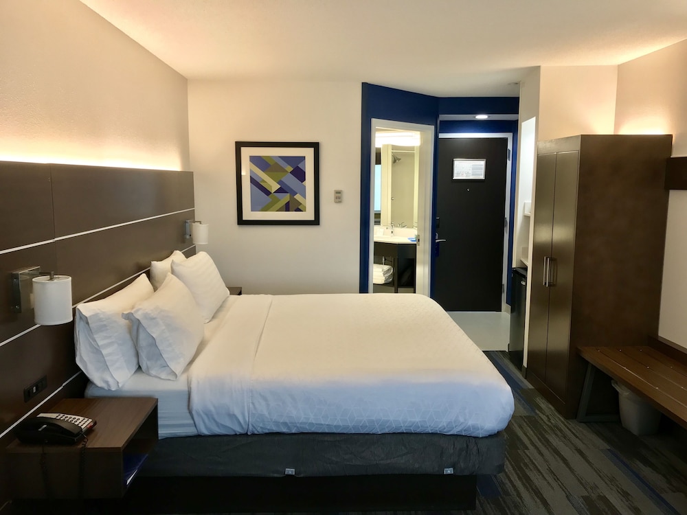 Standard Room, 1 King Bed (Top Floor) - Photo 7