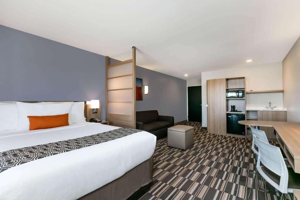 Studio Suite, 1 Queen Bed with Sofa bed, Accessible Bathtub, Ensuite