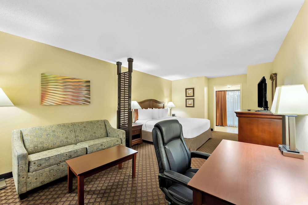 Suite, 1 King Bed, Non Smoking, Refrigerator & Microwave - Photo 1