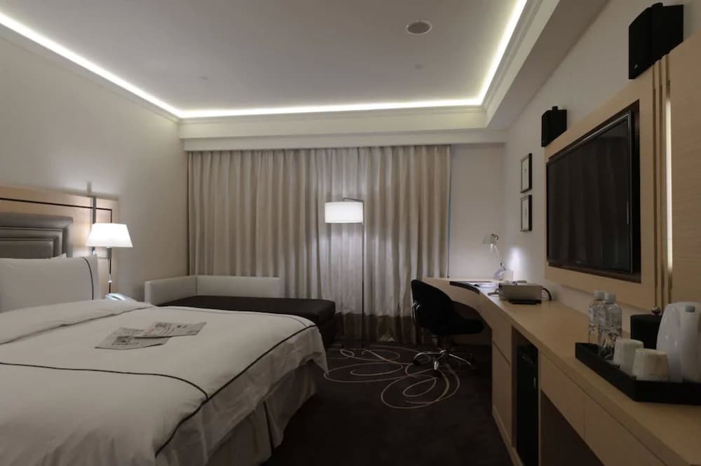 Deluxe Double Room, 1 King Bed, Bathtub photo 1