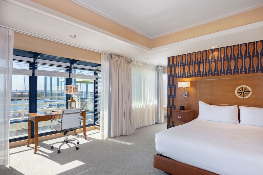 Room, 1 King Bed, Balcony, Corner photo 2