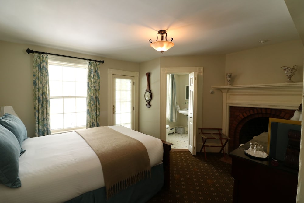 Calvin Coolidge Room, 1 Queen Bed, Private porch, Antique show fireplace, Library access photo 1