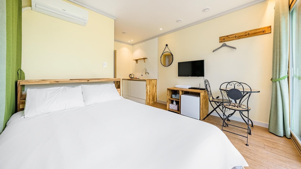Basic Room, 1 Bedroom (205(Ocean View/No cooking)) - Photo 5
