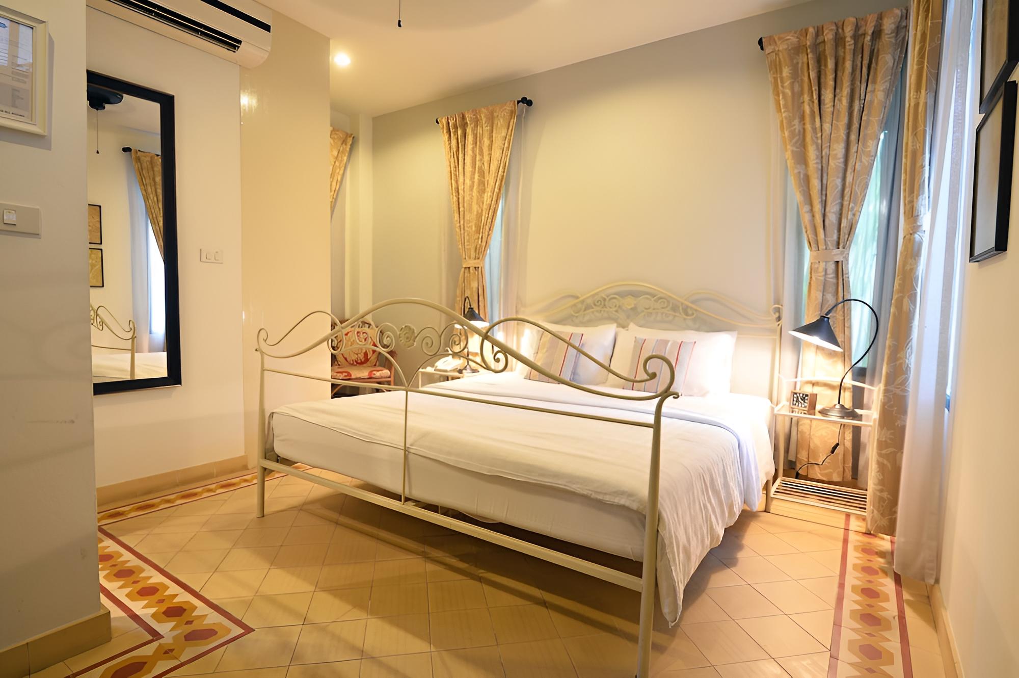 Standard Room, 1 King Bed photo 2